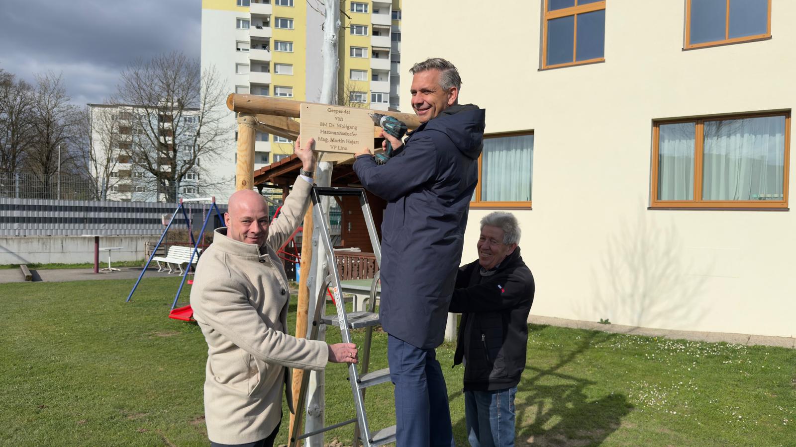 3. Baumspende feierlich übergeben 🌳